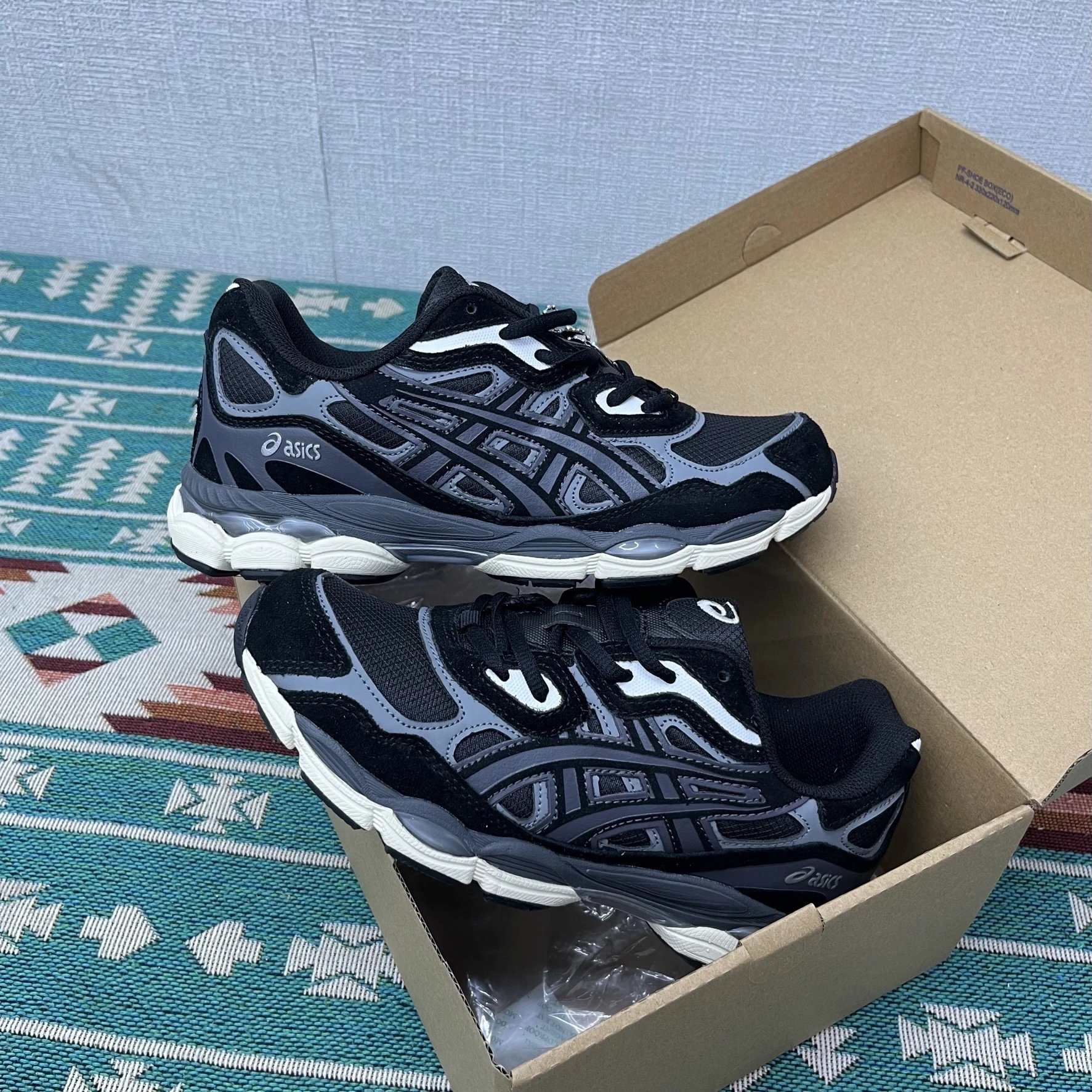 A739-001 White Black Grey