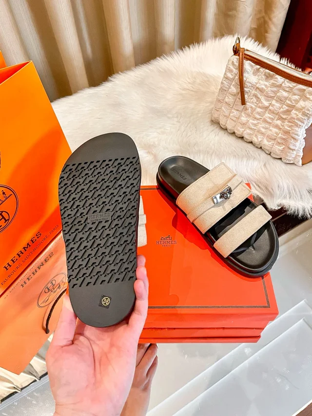 Hermès Sandals Two-strap flat with Kelly buckle product detail image 2