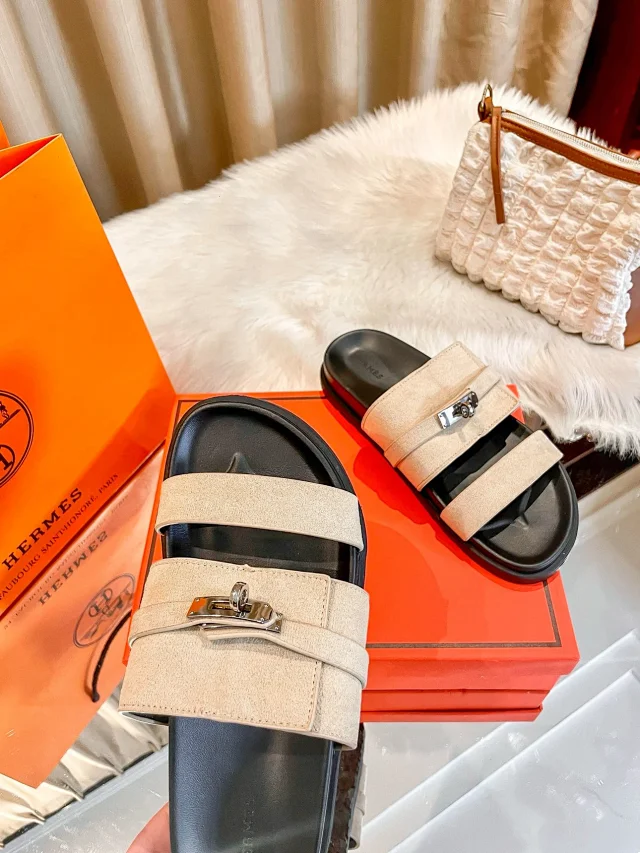 Hermès Sandals Two-strap flat with Kelly buckle product detail image 3