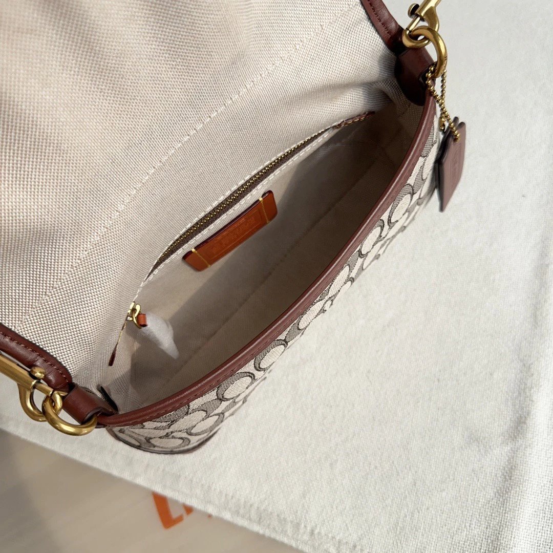 款号CJ814 Soho Bag  中古腋下包 材质是有机棉经典C纹logo 搭配皮质结合 搭扣闭合设计 这款包的版型就是延续中古包包的款式 复古感直接拉满 包身非常轻便  内里容纳量还可 8
