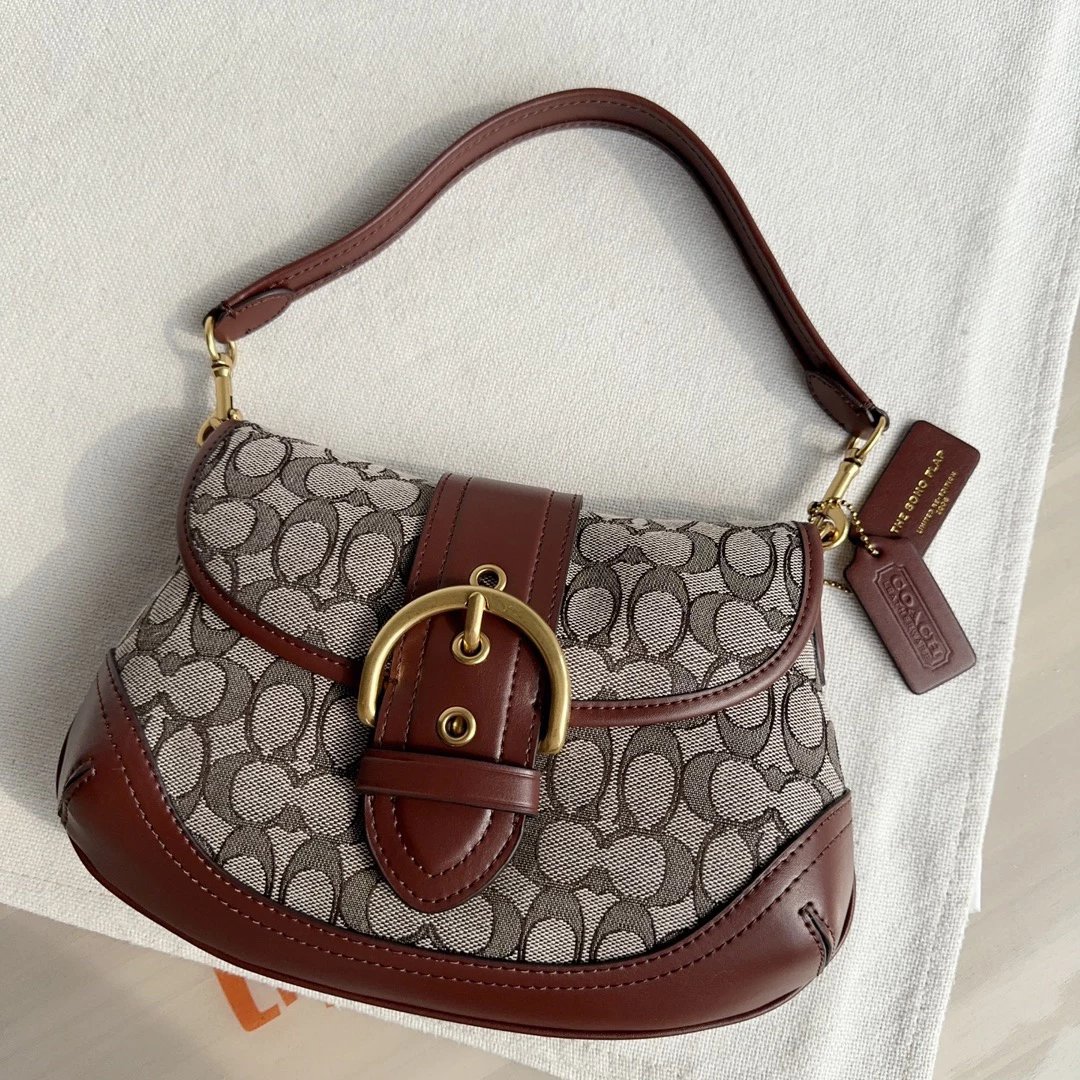 款号CJ814 Soho Bag  中古腋下包 材质是有机棉经典C纹logo 搭配皮质结合 搭扣闭合设计 这款包的版型就是延续中古包包的款式 复古感直接拉满 包身非常轻便  内里容纳量还可 6