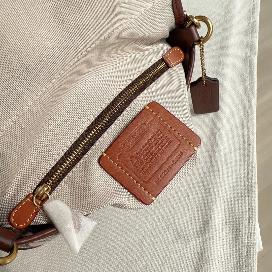 款号CJ814 Soho Bag  中古腋下包 材质是有机棉经典C纹logo 搭配皮质结合 搭扣闭合设计 这款包的版型就是延续中古包包的款式 复古感直接拉满 包身非常轻便  内里容纳量还可 9
