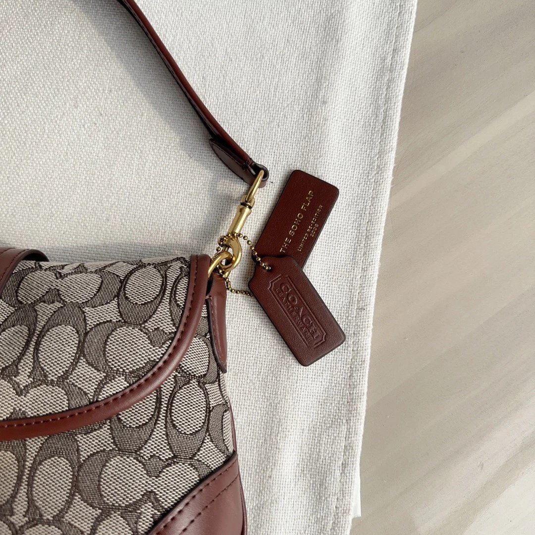 款号CJ814 Soho Bag  中古腋下包 材质是有机棉经典C纹logo 搭配皮质结合 搭扣闭合设计 这款包的版型就是延续中古包包的款式 复古感直接拉满 包身非常轻便  内里容纳量还可 5