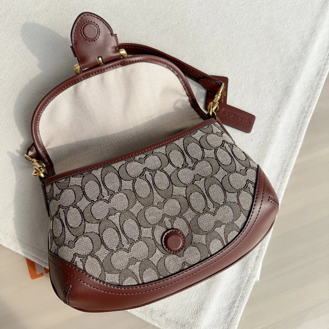 款号CJ814 Soho Bag  中古腋下包 材质是有机棉经典C纹logo 搭配皮质结合 搭扣闭合设计 这款包的版型就是延续中古包包的款式 复古感直接拉满 包身非常轻便  内里容纳量还可 7