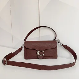 thumbnail for The first layer of cowhide quality Style number: CH857 Tabby26 The new version of the Bacchus bag is coming The first layer of cowhide material The quality can be compared!
The new version has an organ-like design on the side, which adds a sense of layering! The inner compartment has been added, and the leather texture has also been upgraded, and the feel is soft
style
