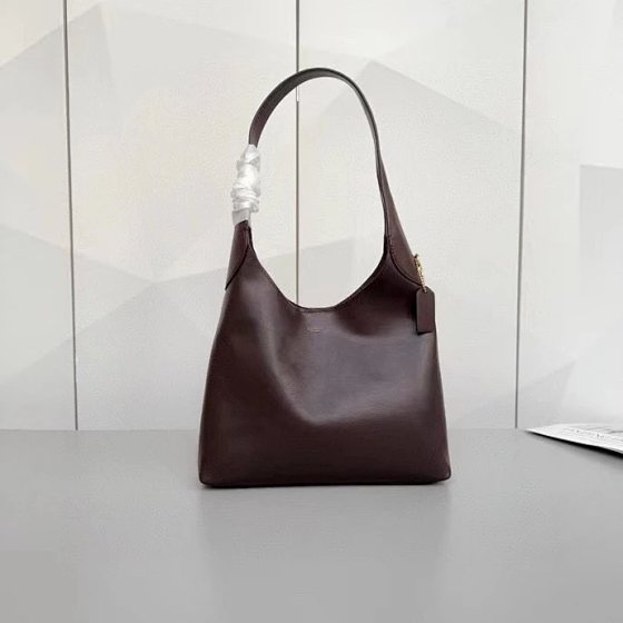 CU068 Brooklyn Shoulder Bag: Elegant Minimalist Design Embodying New York's Unique Attitude