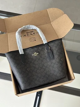 thumbnail for COACH's 🆕latest City26 shopping bag, latest size! !️
Style number: CDX82 CDZ09
Size: 26-23cm✖️