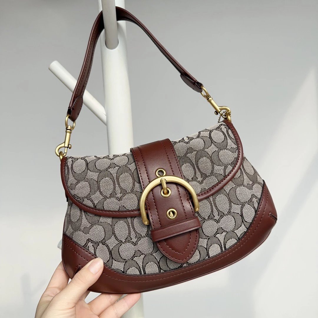 款号CJ814 Soho Bag  中古腋下包 材质是有机棉经典C纹logo 搭配皮质结合 搭扣闭合设计 这款包的版型就是延续中古包包的款式 复古感直接拉满 包身非常轻便  内里容纳量还可 2