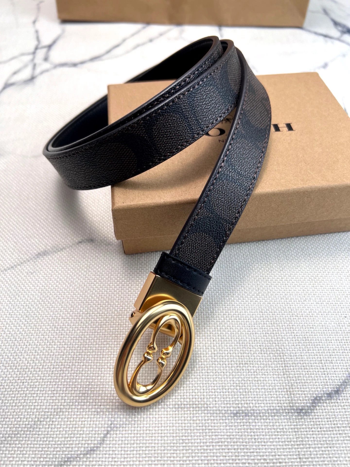 女士大爆款CF270腰带超百搭款 经典花纹双C头双面可用 自由裁剪 不用考虑的一款尺寸的腰带设计独特时尚简约款 头层牛皮配经典花纹  不管是外用配衣服
尺寸10025