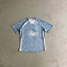 thumbnail for 足球T恤-白/海蓝色徽章淡蓝色