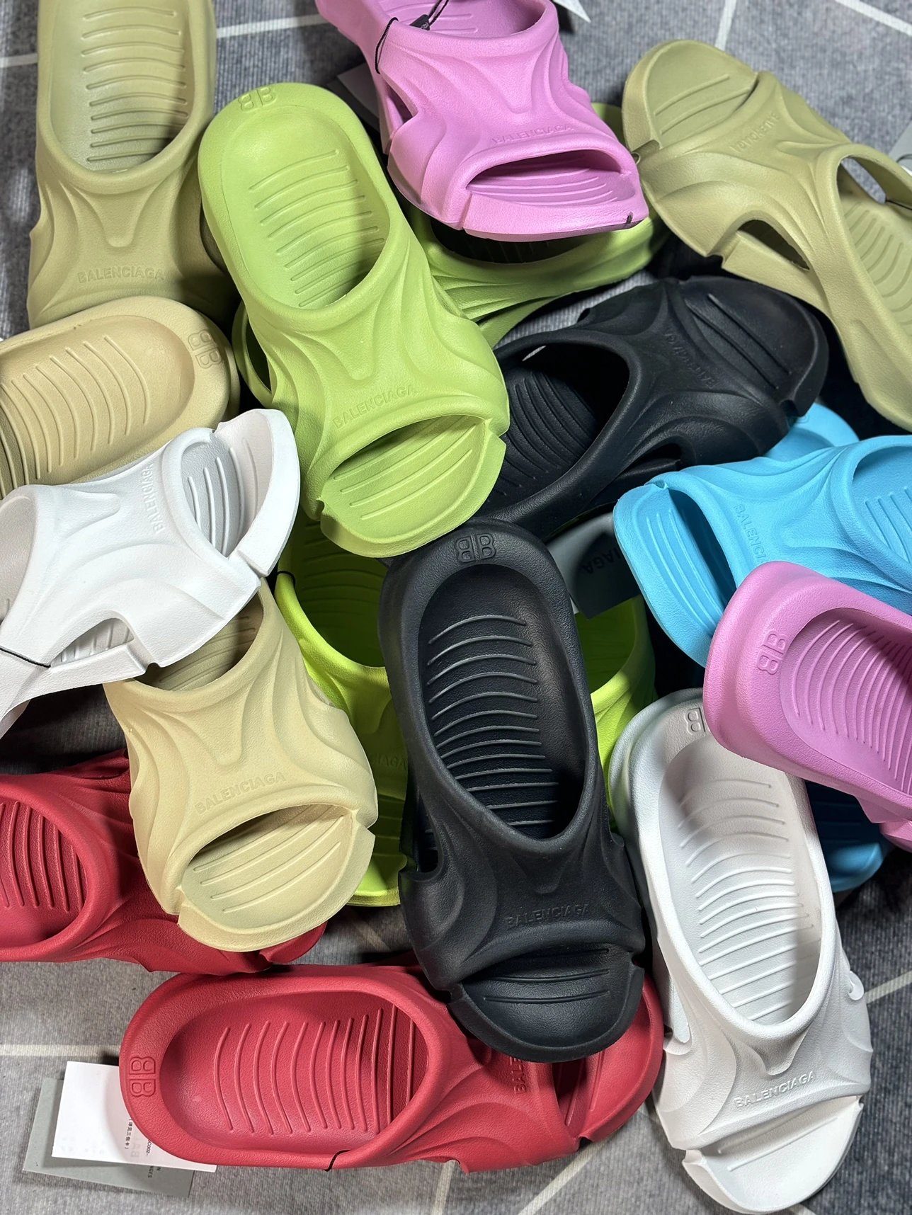 BALENCIAGA Mold Thong Sandals beach water couple's versatile casual flip flops are made of ultra light 95% (injection molded) EVA foam cushioning material
