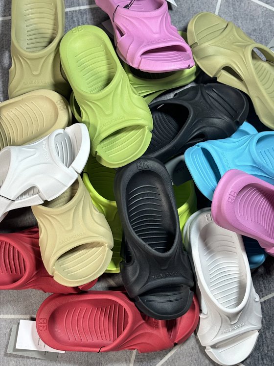 BALENCIAGA Mold Thong Sandals beach water couple's versatile casual flip flops are made of ultra light 95% (injection molded) EVA foam cushioning material