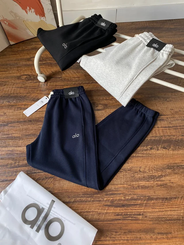 Alo Yoga Trousers Drawstring jogger sweatpants with elastic cuffs product detail image 10