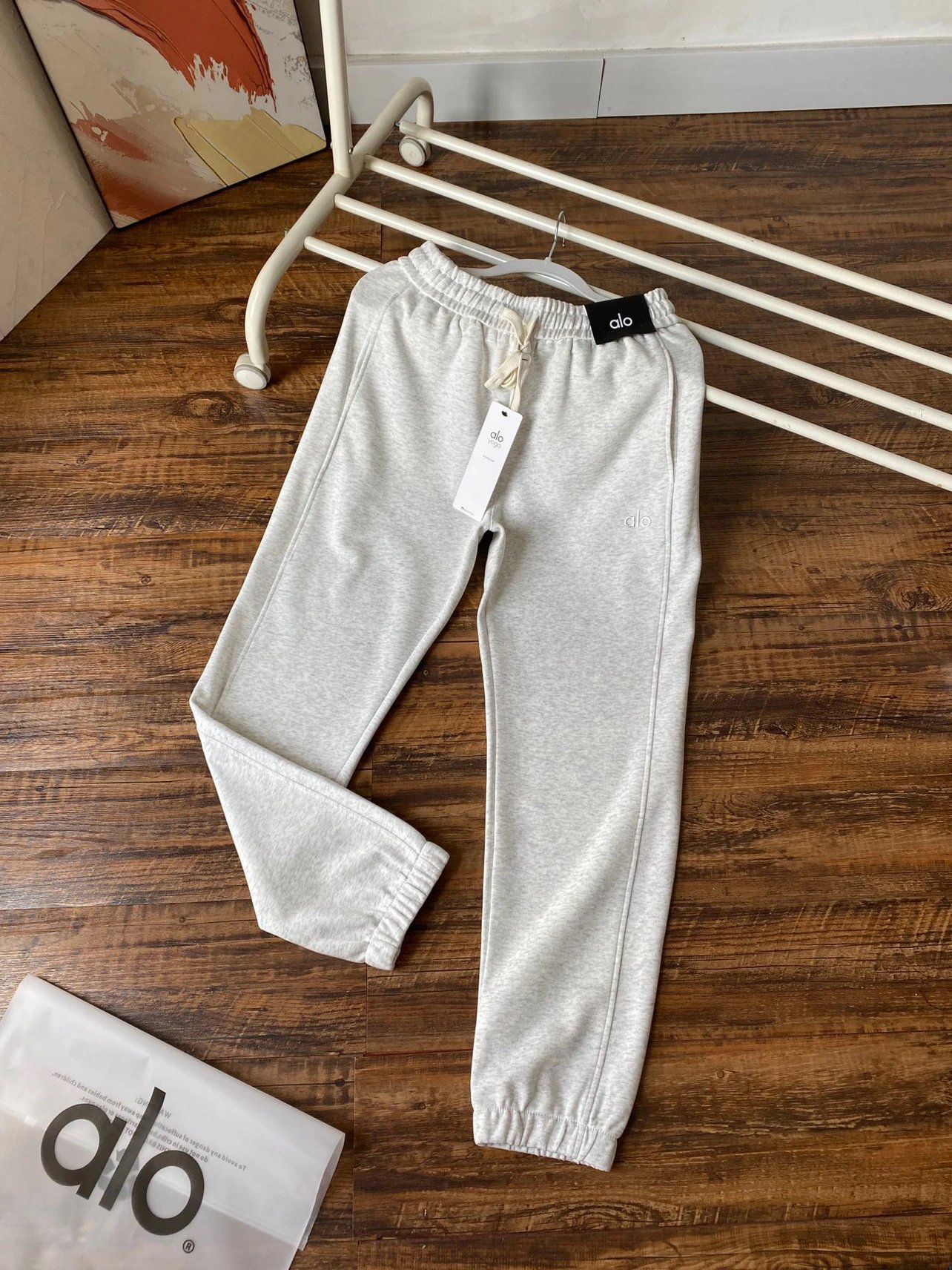 Alo Yoga Trousers Drawstring jogger sweatpants with elastic cuffs image 6