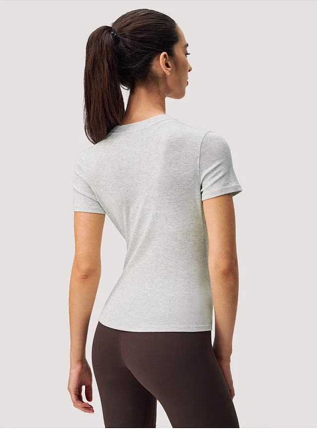 Alo T-Shirts Ribbed slim-fit short-sleeve Henley T-shirt product detail image 13