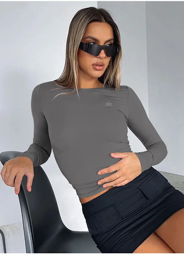 Alo Yoga T-Shirts Fitted long-sleeve cropped top with thumbhole cuffs product detail image 23