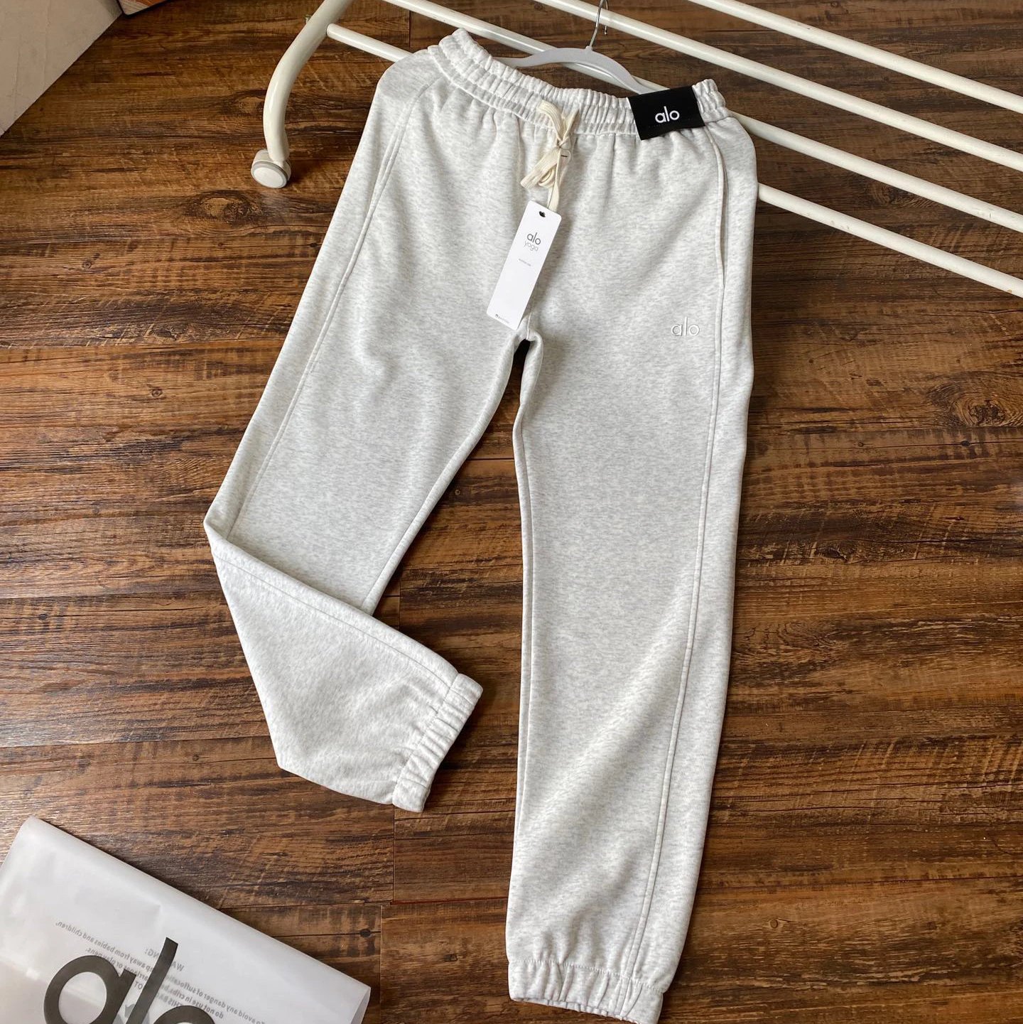 Alo Yoga Trousers Drawstring jogger sweatpants with elastic cuffs — Light gray
