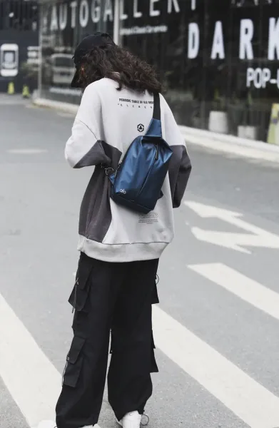 Alo Yoga Urban Sling Bag Black Crossbody Bag - 11