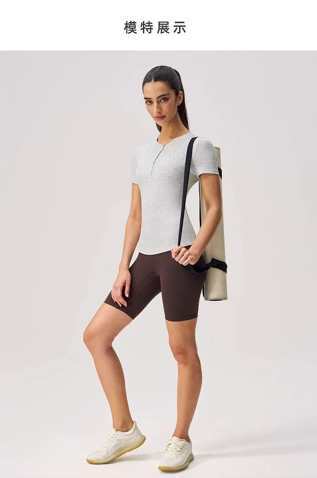 Alo T-Shirts Ribbed slim-fit short-sleeve Henley T-shirt product detail image 11