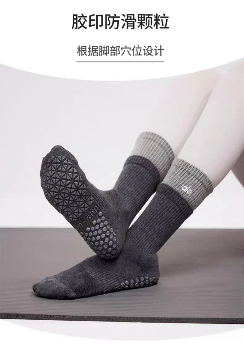 Alo Yoga Grip Socks Gray with Emerald Green Cuff Socks - 31
