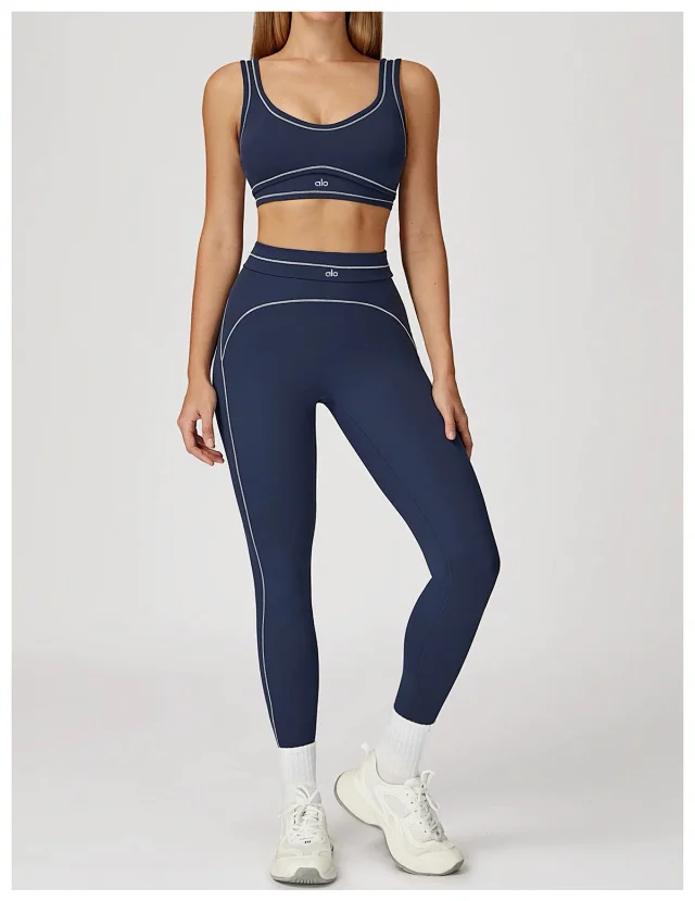 Alo Underwear Scoop-Neck Contrast-Trim Sports Bra product detail image 31