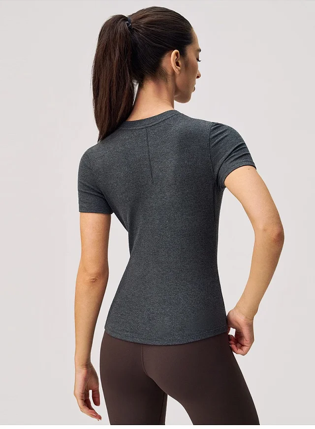 Alo T-Shirts Ribbed slim-fit short-sleeve Henley T-shirt product detail image 16
