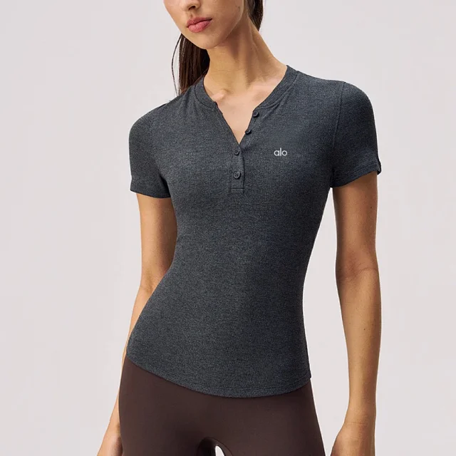 Alo T-Shirts Ribbed slim-fit short-sleeve Henley T-shirt product detail image 5