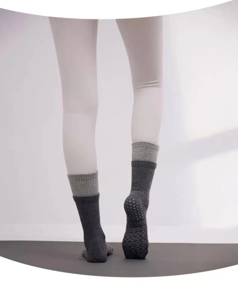 Alo Yoga Grip Socks Gray with Emerald Green Cuff Socks - 34