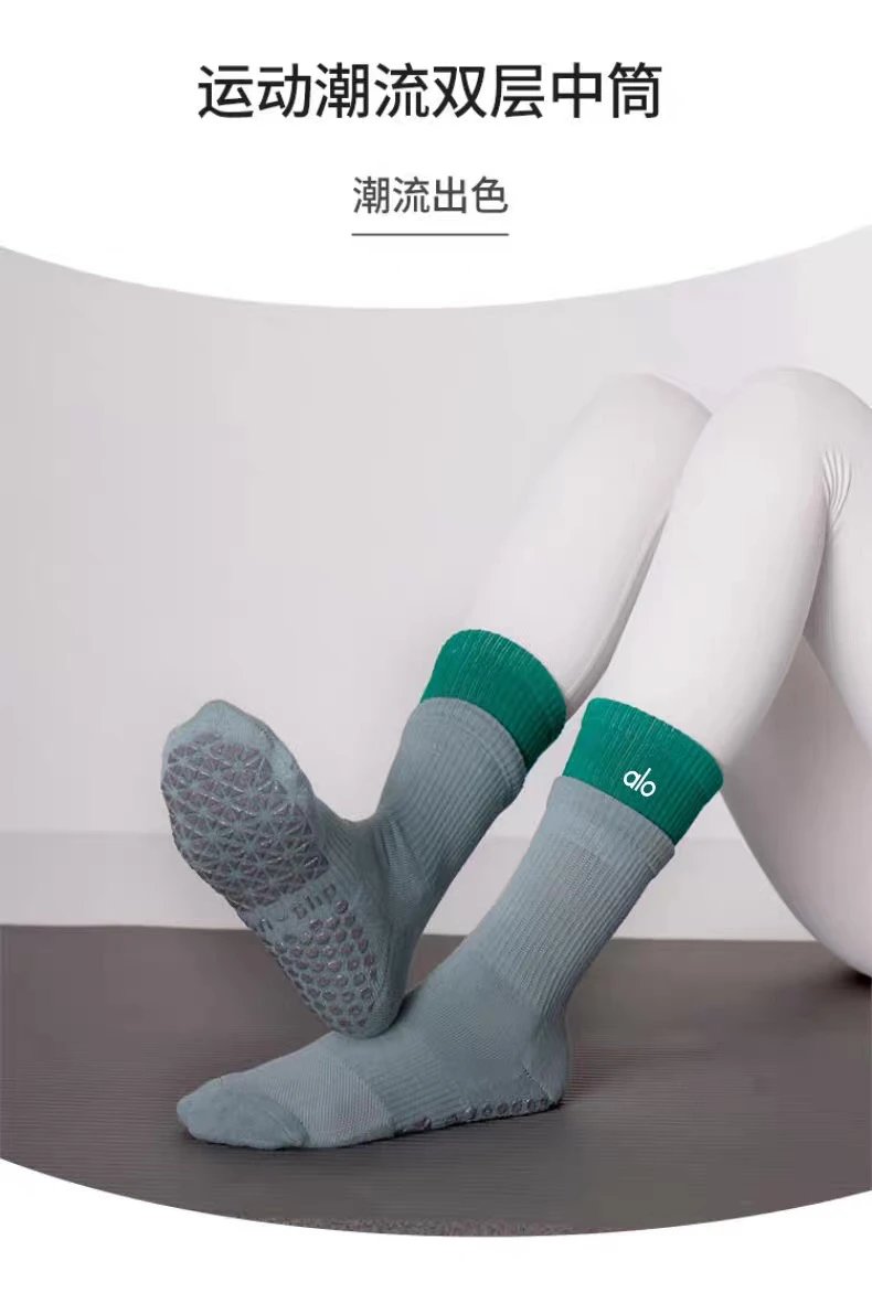 Alo Yoga Grip Socks Gray with Emerald Green Cuff Socks - 37