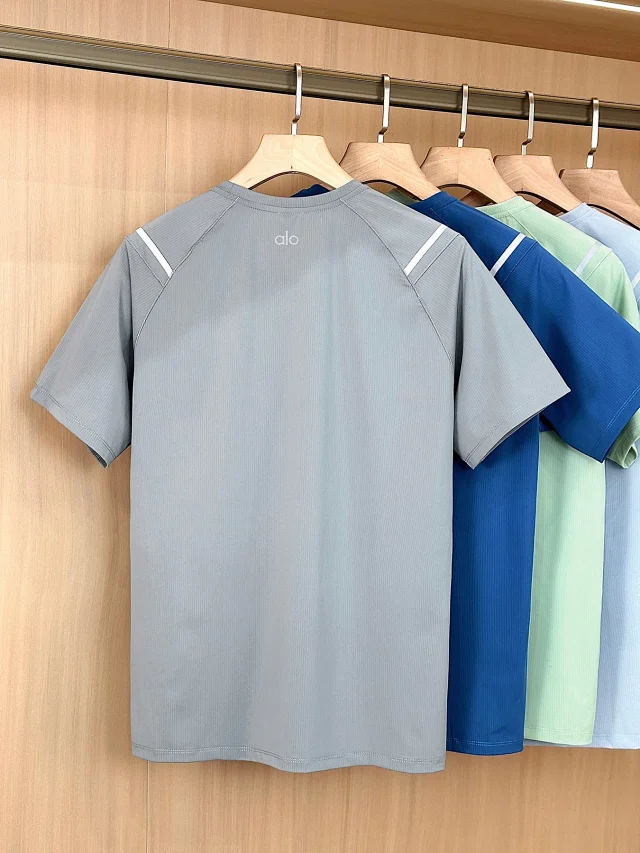 Alo T-Shirts Short-Sleeve Reflective Shoulder Stripe Performance T-Shirt product detail image 1
