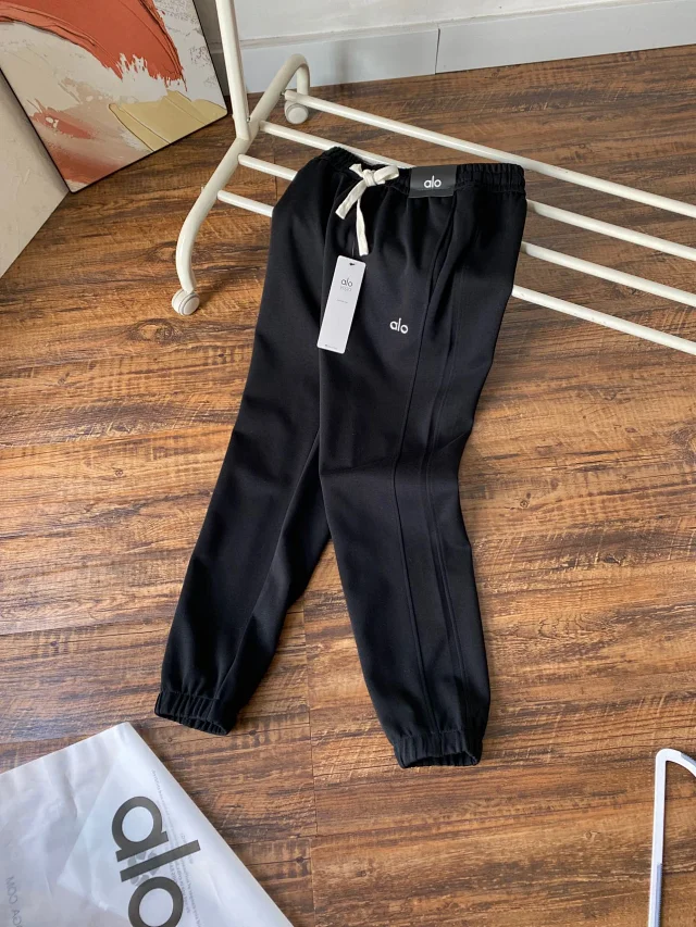 Alo Yoga Trousers Drawstring jogger sweatpants with elastic cuffs product detail image 19