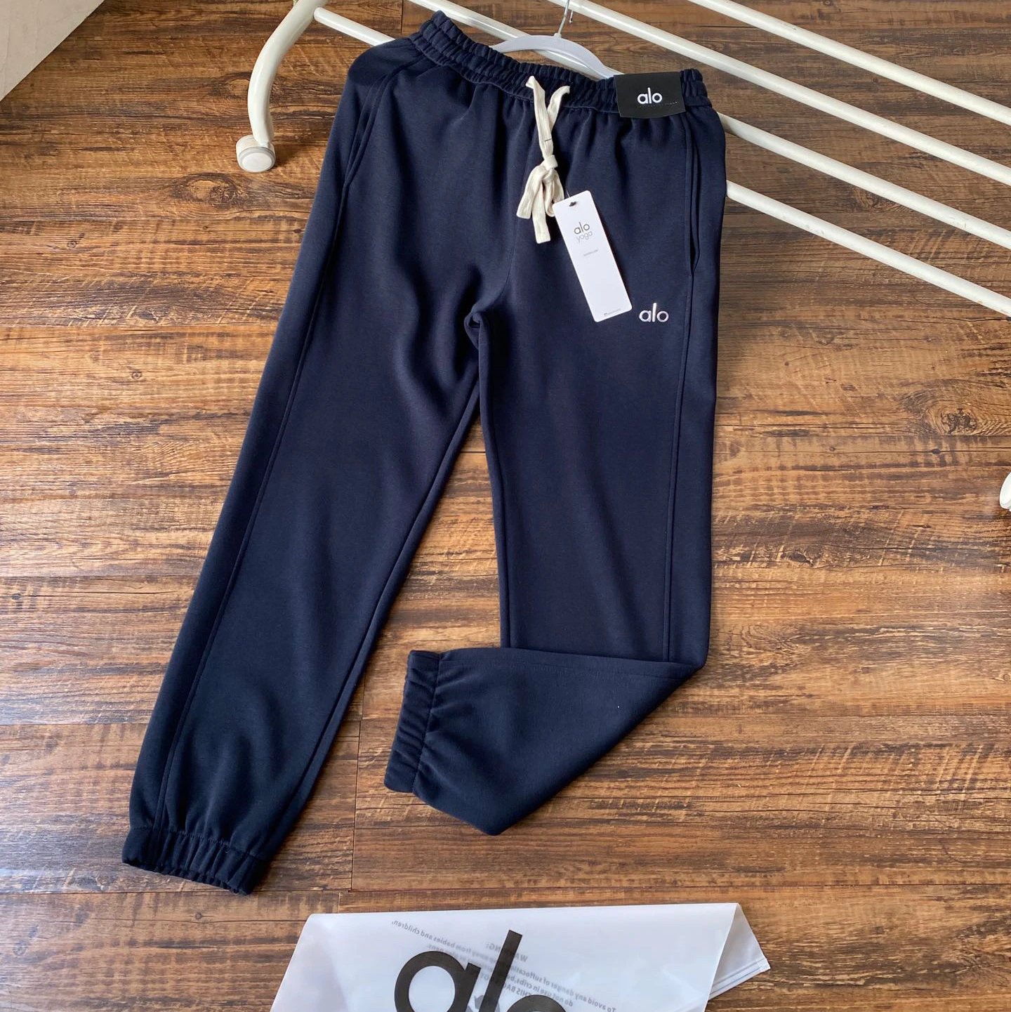Alo Yoga Trousers Drawstring jogger sweatpants with elastic cuffs — Dark blue