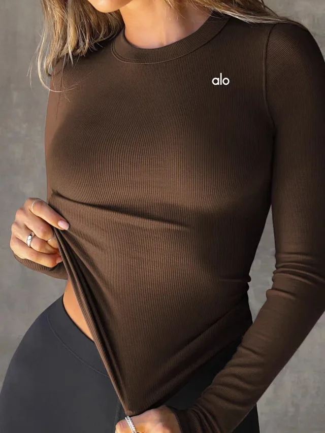 Alo T-Shirts Fitted ribbed long-sleeve crewneck crop top product detail image 26