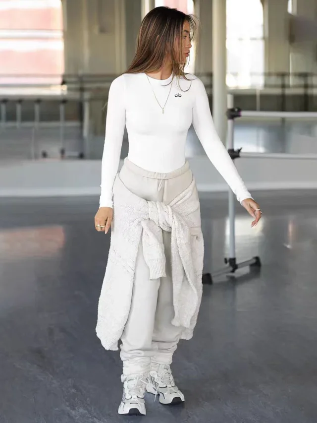 Alo T-Shirts Fitted ribbed long-sleeve crewneck crop top product detail image 21