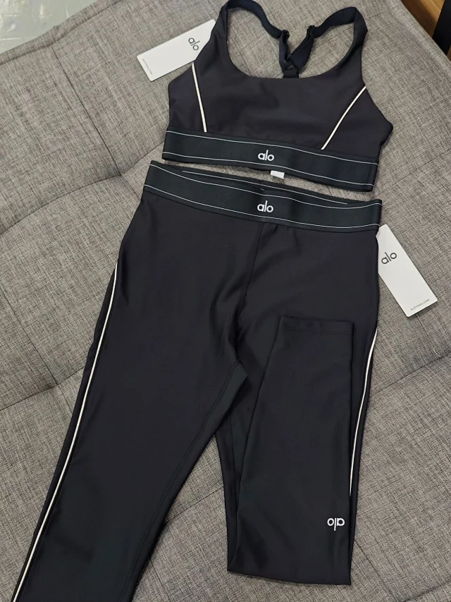 Alo Yoga Matching Sets Sports Bra and Leggings Set with Contrast Piping product detail image 18