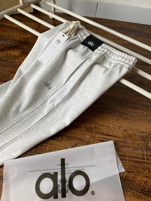 Alo Yoga Trousers Drawstring jogger sweatpants with elastic cuffs product detail image 13