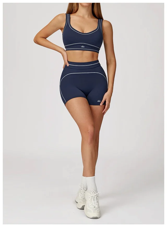Alo Underwear Scoop-Neck Contrast-Trim Sports Bra product detail image 28