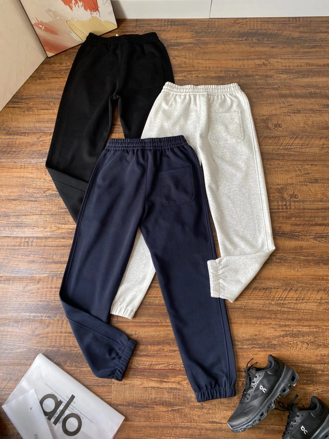 Alo Yoga Trousers Drawstring jogger sweatpants with elastic cuffs image 3