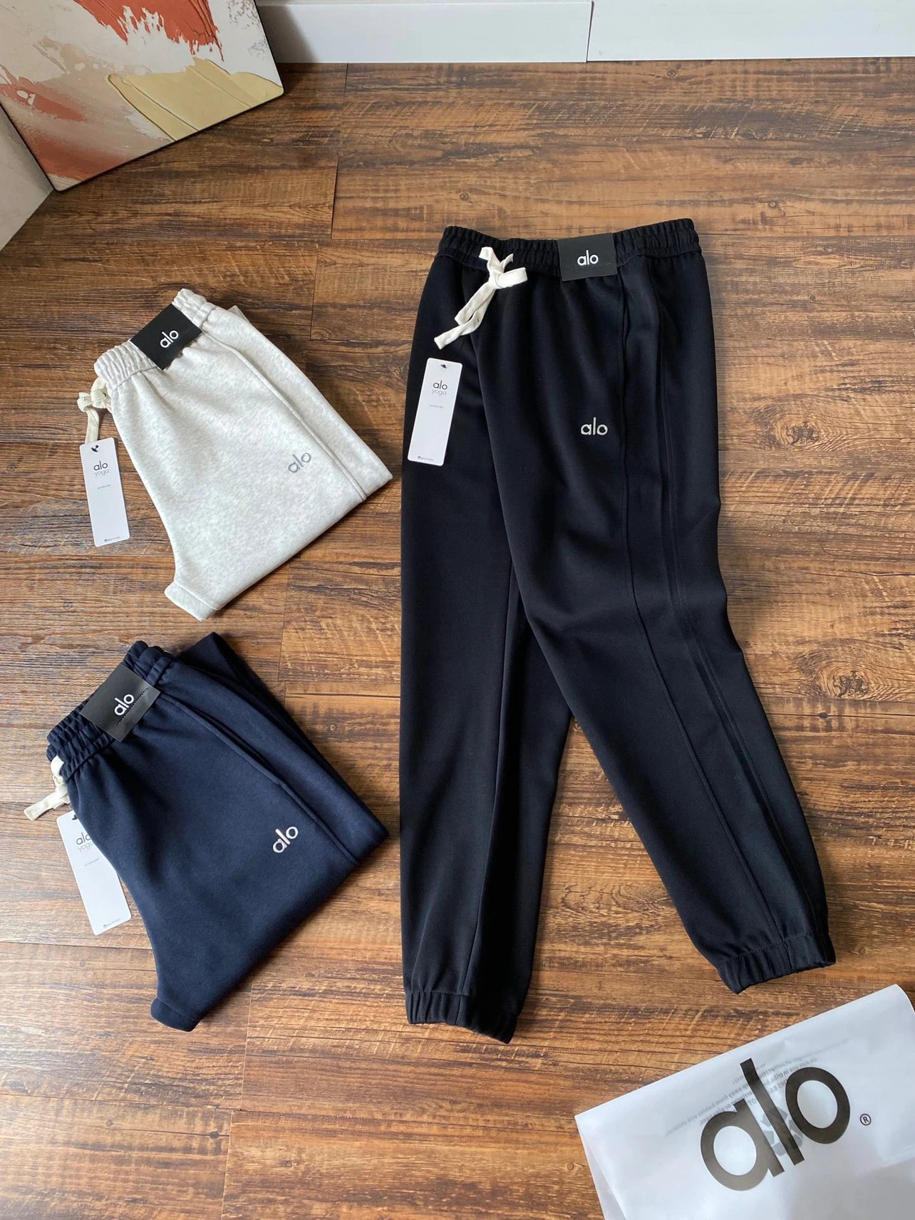 Alo Yoga Trousers Drawstring jogger sweatpants with elastic cuffs image 5