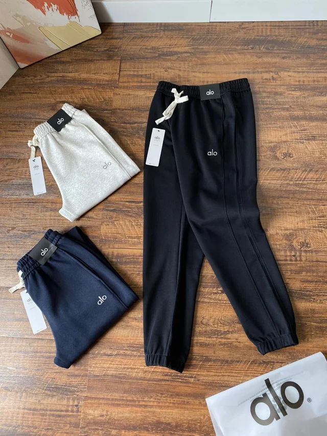 Alo Yoga Trousers Drawstring jogger sweatpants with elastic cuffs product detail image 5