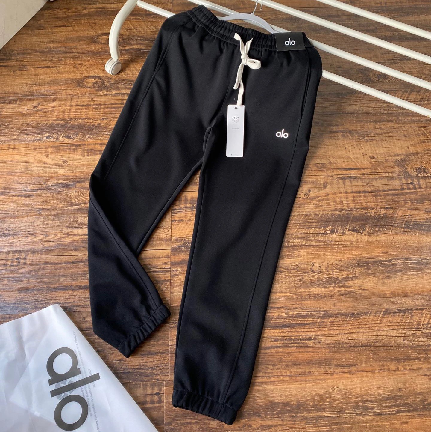 Alo Yoga Trousers Drawstring jogger sweatpants with elastic cuffs — Black