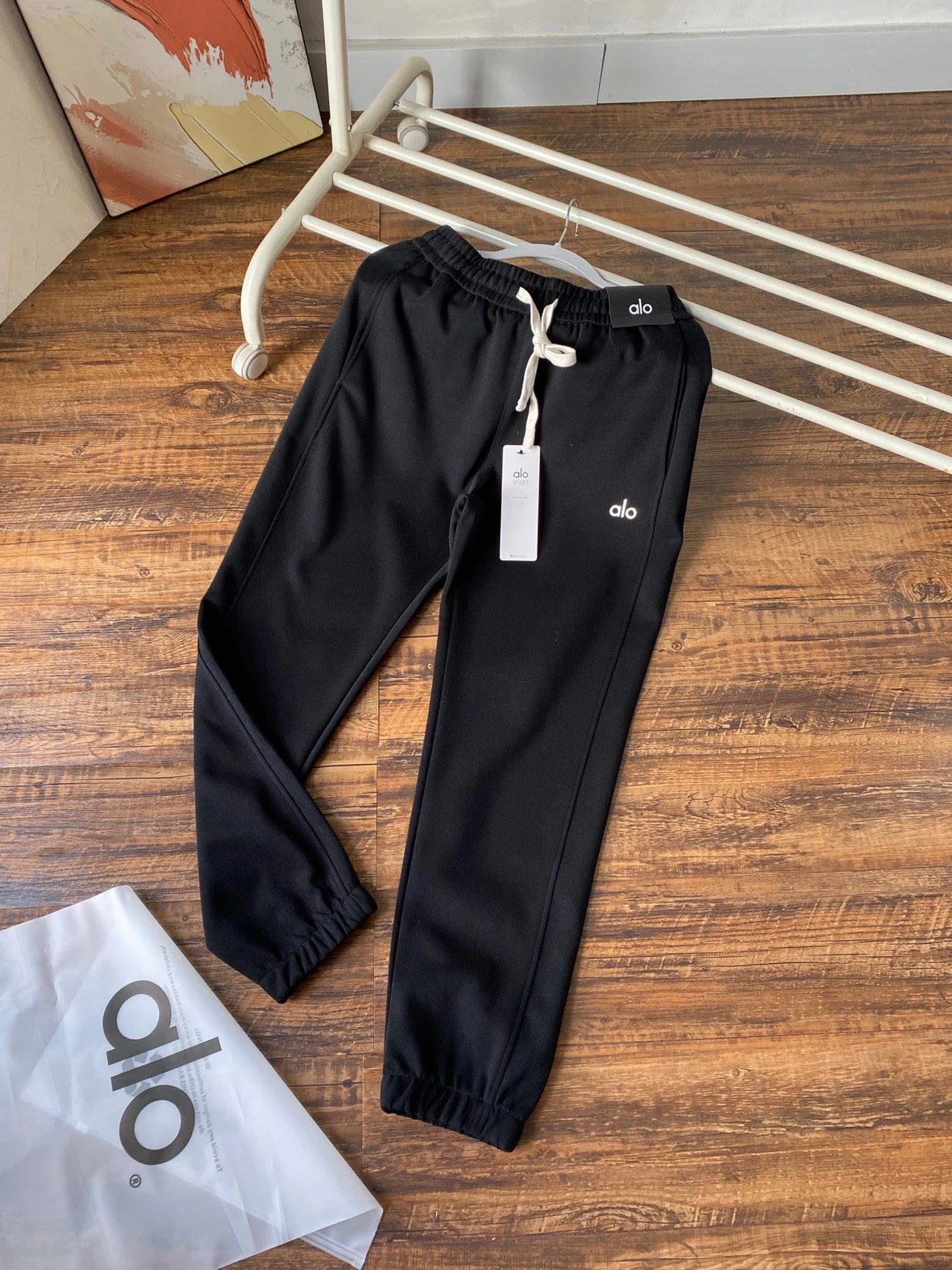 Alo Yoga Trousers Drawstring jogger sweatpants with elastic cuffs image 7