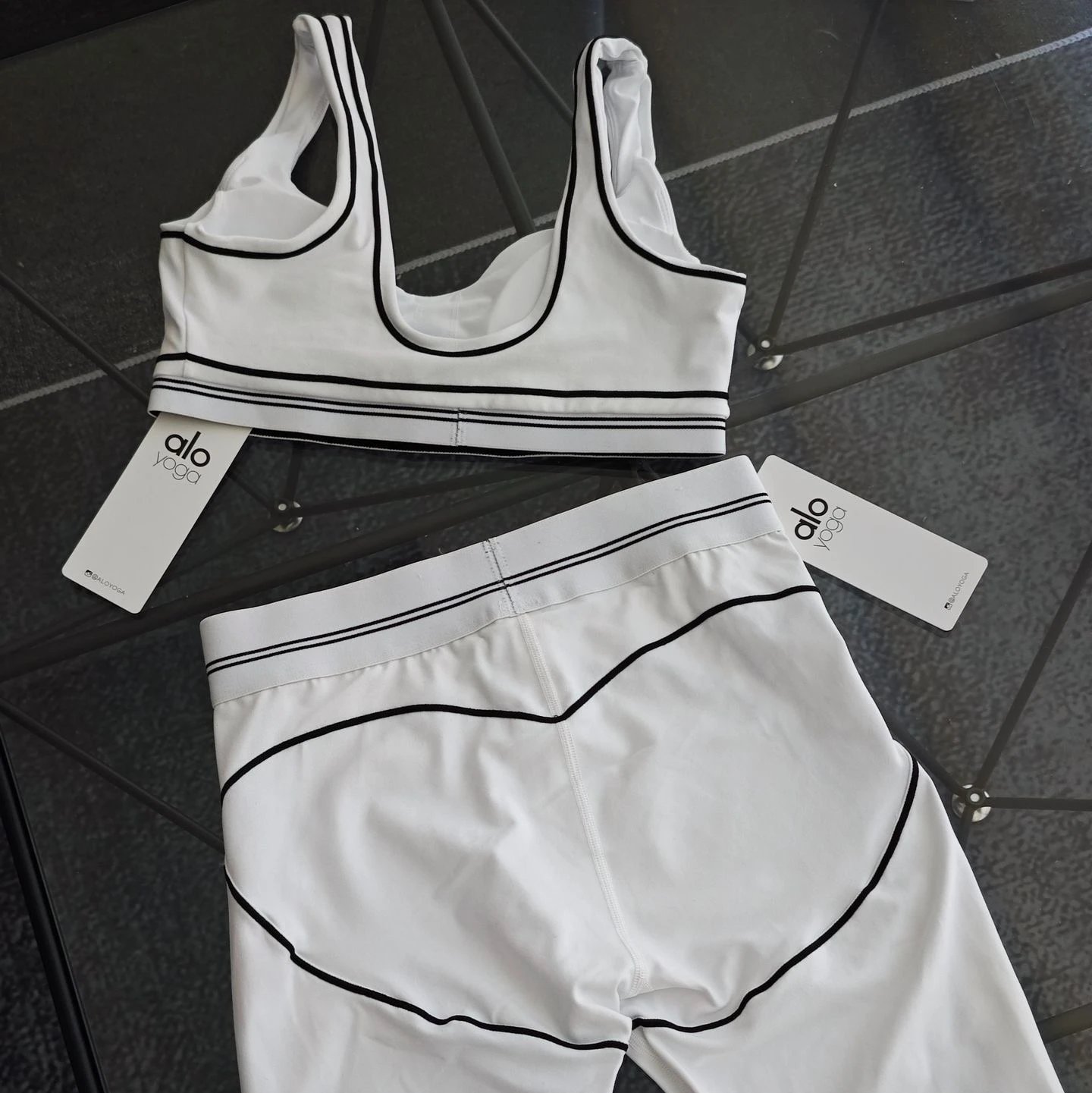 Alo Yoga Matching Sets Sports Bra and High-Waisted Leggings Set with Contrast Piping — white