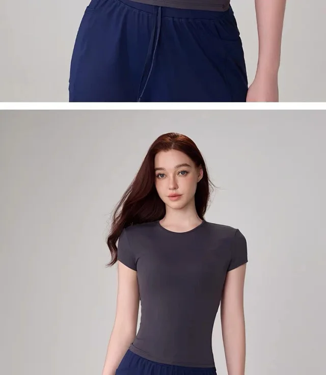 Alo T-Shirts Fitted crew-neck short-sleeve performance T-shirt product detail image 37
