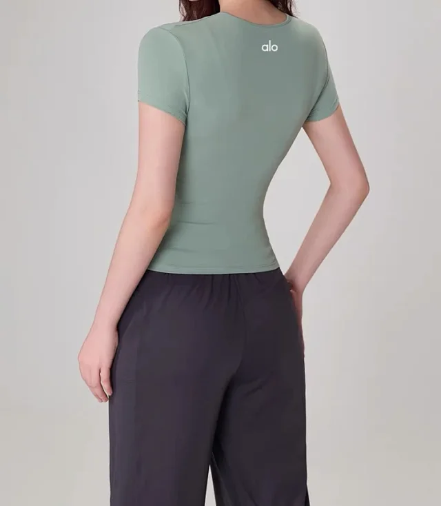 Alo T-Shirts Fitted crew-neck short-sleeve performance T-shirt product detail image 48