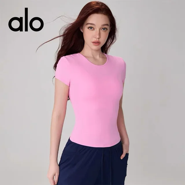 Alo T-Shirts Fitted crew-neck short-sleeve performance T-shirt product detail image 6