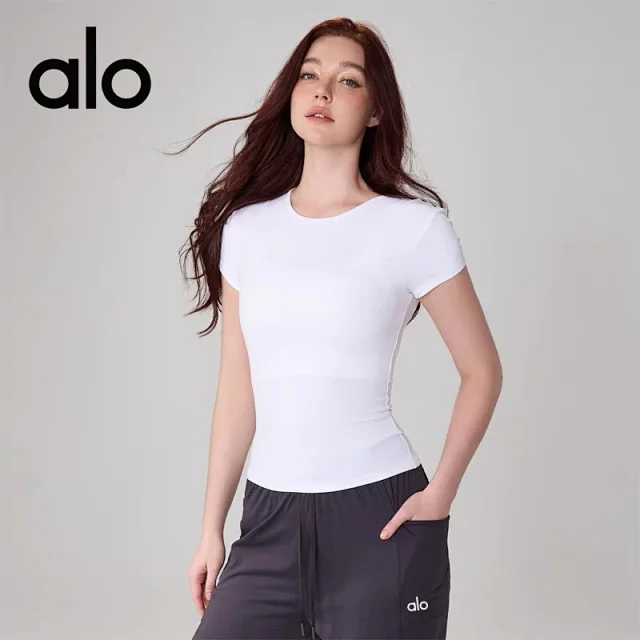 Alo T-Shirts Fitted crew-neck short-sleeve performance T-shirt product detail image 3