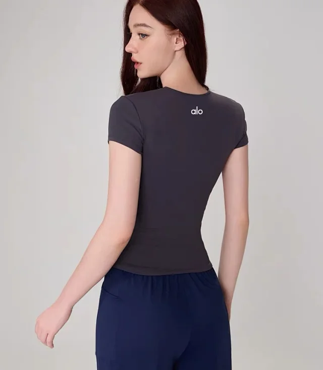Alo T-Shirts Fitted crew-neck short-sleeve performance T-shirt product detail image 39