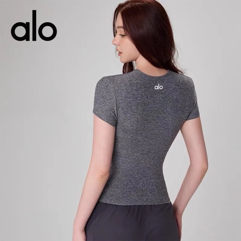 Alo T-Shirts Fitted crew-neck short-sleeve performance T-shirt — Heather gray