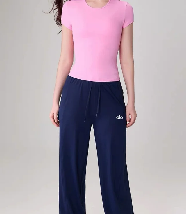 Alo T-Shirts Fitted crew-neck short-sleeve performance T-shirt product detail image 42